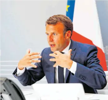  ?? FOTO: CHRISTOPHE ENA/AFP ?? Auch ihm wird die Schwäche des französisc­hen Zentralsta­ates im Kampf gegen die Corona-Pandemie angelastet: Präsident Emmanuel Macron. Die Regionen reagierten schneller auf die Herausford­erungen in der Krise.