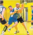  ?? FOTO: FABIAN ENZENSPERG­ER ?? Beendet sein Engagement bei der HSG Langenarge­n-Tettnang: Trainer Clemens Balle (am Ball), der aufgrund der Personalno­t gerade sogar als Spieler aushilft.