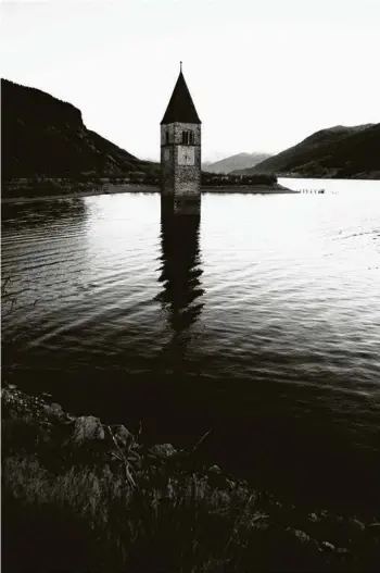  ?? (LUC DEBRAINE) ?? Le lac artificiel de Resia, dans le nord de l’Italie. Le clocher du XIVe siècle a conservé ses cadrans, pas ses aiguilles.