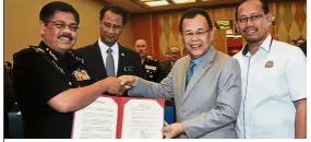  ??  ?? Keeping it clean: Osman (third from left) presenting an anti-graft oath document to Johor MACC director Datuk Azmi Alias (left) during the Johor Councillor­s Convention at Persada Johor Baru. Looking on are Johor State Speaker Suhaizan Kayat (right) and state secretary Datuk Azmi Rohani.