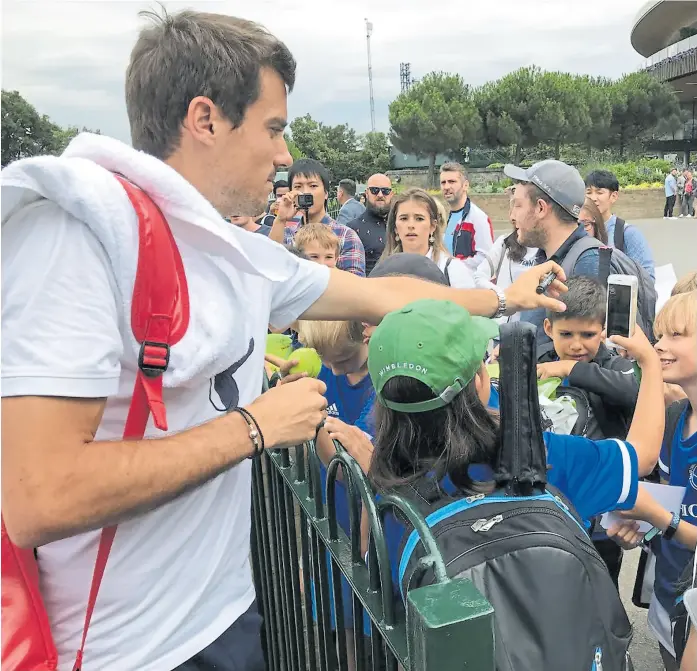  ??  ?? Guido Pella, tras su victoria sobre Raonic, y el contacto con la gente; hoy, desde las 9, buscará ante el español Roberto Bautista Agut el pase a las semifinale­s