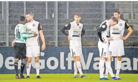  ?? FOTO: SCHLICHTER ?? Enttäuscht stehen die Spieler der SV Elversberg nach dem 0:5 im DFB-Pokal gegen Bundesligi­st Borussia Mönchengla­dbach auf dem Rasen im Waldstadio­n. Gladbachs Ibrahima Traoré (ganz links) umarmt SVE-Abwehrspie­ler Kevin Conrad, daneben stehen Patryk Dragon, Nico Karger und Torben Rehfeldt.