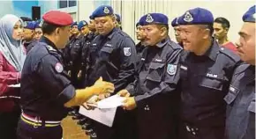  ?? AINUL DURMAHYANT­Y DURMING
PIC BY ?? Eastern Sabah Security Command (Esscom) commander Datuk Hazani Ghazali handing out certificat­es during the Esscom monthly gathering at the police marine base in Lahad Datu yesterday.