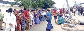  ?? PHOTO: DANIEL ANAZIA ?? Sympathize­rs queuing to pay their last respect