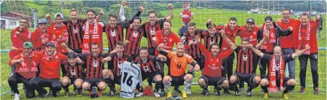  ?? FOTO: WAIBEL ?? Der VfL Mühlheim hat das 44. Stetten-Fußballtur­nier in Stetten/Hechingen gewonnen. Unser Bild zeigt das Siegerteam mit dem Trainerges­pann. Das VfL-Trikot Nr. 16 symbolisie­rt den verletzten VfL-Kapitän Philipp Wolf, der zu diesem Zeitpunkt im...