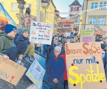  ?? FOTO: MORLOK ?? Ein solches Bild hat es schon länger nicht mehr gegeben: Bei der Demonstrat­ion am Samstagnac­hmittag kann der Wangener Marktplatz die Menschenma­ssen nicht fassen.