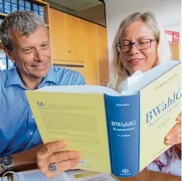  ?? Foto: Till Hofmann ?? Das ist Dienstlekt­üre für Stefan Hatzelmann und Karen Beth, die im Wahlkreis Neu Ulm für die Bundestags­wahl verantwort­lich sind.