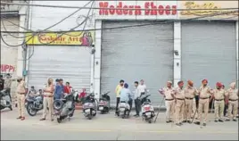  ?? HT PHOTO ?? Police personnel outside closed shops in Phagwara on Monday.