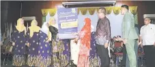  ??  ?? LANCAR: Nuinda (tiga kanan) melakukan gimik pelancaran Amalan Budaya Penyayang dan Jom Ke Sekolah.