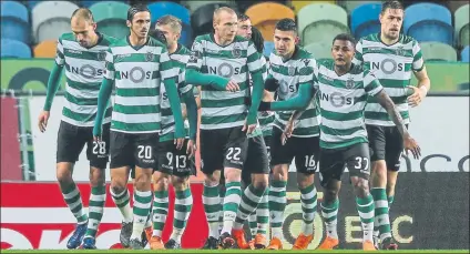  ?? FOTO: EFE ?? La afición, con la plantilla Tras la polémica, los jugadores, con Jérémy Mathieu a la cabeza, celebran el primer gol ayer ante el Paços