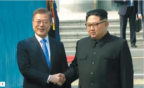  ?? PHOTOS AFP ?? 1. Le dirigeant de la Corée du Nord Kim Jong-un (à droite) et le président sud-coréen Moon Jae-in ont échangé une poignée de main historique. 2. Les deux leaders prennent la pose avec des enfants. 3. Les yeux des Sud-Coréens étaient tournés vers la...