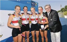  ?? FOTO: DRV ?? Freuen sich bei der Siegerehru­ng über WM-Bronze: Leonie Neuhaus, die Neusserin Vera Spanke, Louise Asmussen und Marion Reichhardt (v.l.).
