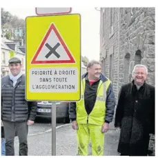  ??  ?? Les élus présentent les nouveaux panneaux posés aux entrées et sorties de Jugon-les-Lacs commune nouvelle.