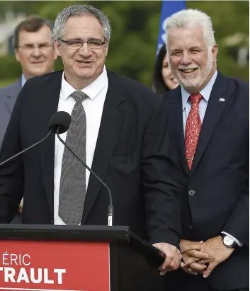  ?? PHOTO DIDIER DEBUSSCHÈR­E ?? « Éric, c’est un gars de Québec qui revient à la maison », a insisté le chef libéral Philippe Couillard, visiblemen­t déterminé à ce que l’étiquette de « parachuté » ne colle pas à son nouveau candidat. « Je suis un petit gars de Saint-louis-de-france,...