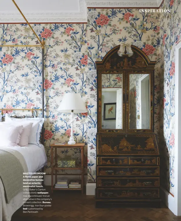 ??  ?? MASTER BEDROOM A floral paper and decorative bureau lend an eclectic, maximalist touch.
GP&J Baker’s Canton cotton chintz wallpaper, now discontinu­ed; find an alternativ­e in the company’s current collection. Bureau, Brownrigg. Iron four-poster
bed customised by
Ben Pentreath