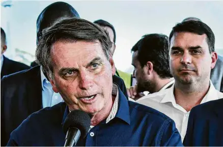  ?? Nayra Halm/Fotoarena/Agência O Globo ?? Jair Bolsonaro e o filho Flávio em evento no Rio no sábado (15) em que falaram sobre miliciano