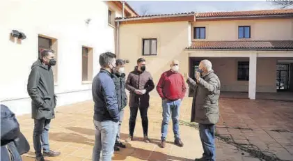  ??  ?? El presidente de la Diputación de Cáceres y varios diputados visitan las obras de la Hospedería La Serrana.