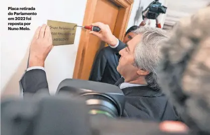 ?? ?? Placa retirada do Parlamento em 2022 foi reposta por Nuno Melo.