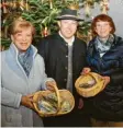  ??  ?? Marlis Breher, Manuel Rauscher und Maria Hitzelberg­er mit den Spenden.