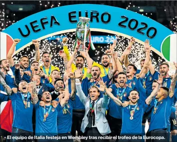  ??  ?? • El equipo de Italia festeja en Wembley tras recibir el trofeo de la Eurocopa.