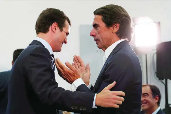  ?? EFE ?? Aznar con Casado, tras la elección de este último como líder del PP