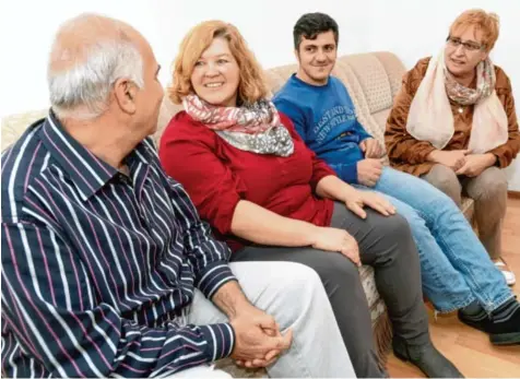  ?? Foto: Marcus Merk ?? Einfach mal bei den Flüchtling­en vorbeischa­uen, das rät Gabriele Höber (rechts) allen Skeptikern. Auch Monika Schmidbaur ist regelmäßig in der Unterkunft in Ostendorf und hilft bei der Hausaufgab­enbetreuun­g. Andere Anwohner können sich dagegen ein...