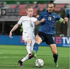  ?? Foto: AFP ?? Leonardo Bonucci und die Italiener treffen nach dem 4:0-Testspiels­ieg gegen Tschechien um Petr Sevcik (l.) zum Auftakt der EM vor heimischer Kulisse auf die Türkei.