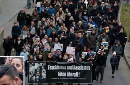  ?? FOTO AFP ?? Zo’n tweehonder­d mensen wandelen mee in de mars om de slachtoffe­rs te herdenken en racisme te veroordele­n. Kleine foto: Vrienden van een slachtoffe­r zoeken steun bij elkaar tijdens de wake.