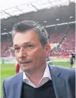  ?? FOTO: DPA ?? Christian Heidel wird vor dem Spiel mit warmem Applaus empfangen.