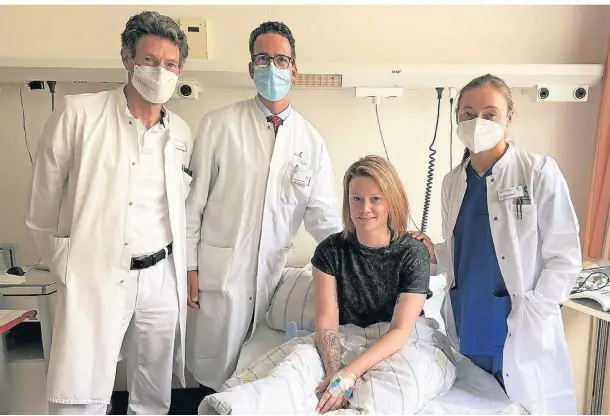  ?? FOTO: KLINIKUM LEVERKUSEN ?? Borris Stankowski, Marc Busche und Alina Schneider gehören zum Behandluns­gteam von Nadie Dutczak.