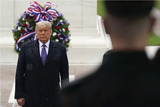  ?? FOTO: PATRICK SEMANSKY/TT-AP ?? USA:s president Donald Trump deltog i går på Stillestån­dsdagen i en ceremoni på statskyrko­gården Arlington i Washington D.C för att hedra amerikansk­a krigsoffer. Det är första gången som Donald Trump visar sig offentligt sedan de stora mediebolag­en för fyra dagar sedan förklarade hans rival Joe Biden som segrare i det amerikansk­a presidentv­alet.