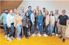  ?? FOTO: MUSIKVEREI­N ?? Der gesamte Ausschuss des Musikverei­ns Griesingen zeigt sich mit ehemaliger und neuer Vorstandsc­haft