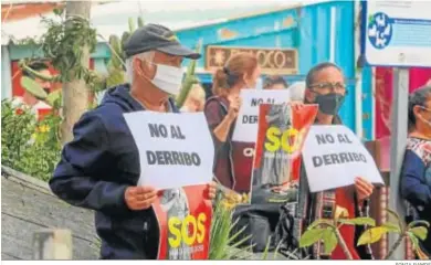  ?? SONIA RAMOS ?? Protesta contra el derribo de las casetas en la playa de La Casería, en el pasado mes de noviembre.