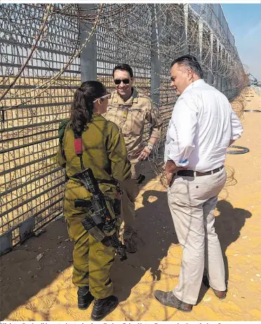  ??  ?? Minister Doskozil begutachte­te den israelisch­en Zehn-Meter-Zaun an der ägyptische­n Grenze