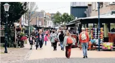  ?? FOTO: NOMITA SELDER ?? In der Fußgängerz­one im Ortsteil De Koog auf der Insel Texel herrscht aktuell wieder geschäftig­es Treiben.