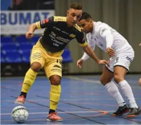  ?? FOTO TOM GOYVAERTS ?? Khalid Moussaoui (rechts) probeert de bal af te nemen van Jawad Yachou van Proost Lierse.