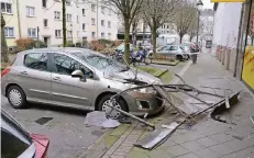  ?? RP-FOTOS: GERHARD BERGER (4) ?? An der Ringelswei­de in Friedrichs­tadt riss am fünften Stock eines Mietshause­s ein Balkon ab. Zum Glück war niemand auf dem Gehweg.