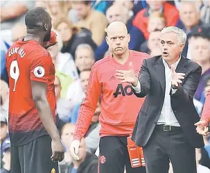  ?? — Gambar AFP ?? TUMPAS: Mourinho (kanan) bercakap dengan Lukaku ketika perlawanan liga menentang Brighton di Stadium American Express Community, Brighton kelmarin.