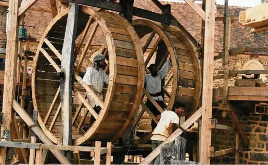  ?? Fotos: Charlotte Wolff ?? Ganz ohne moderne Technik, mit den Methoden des . Jahrhunder­ts, wird seit  eine Burg im französisc­hen Burgund gebaut. „Guédelon“– an dem Projekt experiment­eller Archäologi­e ist der Jenaer Physiker Benjamin Fuchs beteiligt. Auf dem Foto zu sehen ist der Vorgänger eines Krans, der aus Laufrädern und einer Winde besteht.