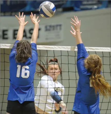  ?? KEN SWART — FOR MEDIANEWS GROUP ?? Clarkston’s Paige Giehtbrock, middle, watches her hit go between the block attempt of Lakeland’s Audrey Robinson, left, and Vayla Kammer during Tuesday’s Division 1regional semifinal. Clarkston won, 25-22, 25-21, 25-18, advancing to Thursday’s regional final.