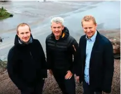  ?? FOTO: KJETIL NYGAARD ?? Terje Mykland, Tore Gustav Drivenes og Thor Helle fotografer­t foran området på Hunsøya hvor God Driv vil investere to milliarder kroner.