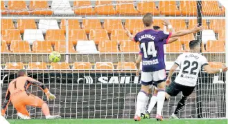  ?? / FOTO: EFE ?? Maxi Gómez anotó los dos primeros goles en la victoria del Valencia.