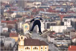  ?? צילום: אי.אף.פי ?? קרל גייגר הגרמני מבצע קפיצת סקי באימון לקראת
שלב 3 בטורניר Four-Hills באינסברוק, אוסטריה