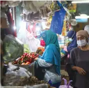  ?? FRIZAL/JAWA POS ?? PERCONTOHA­N: Pasar Tambahrejo menjadi pilot project program Pasar Tangguh Surabaya.