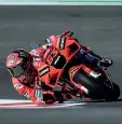  ?? ?? Ducatista Francesco Bagnaia ha ottenuto il miglior tempo nelle qualifiche del Gp di Algarve davanti al compagno di squadra Miller (Afp)