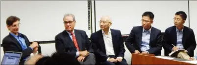 ??  ?? 出席爾灣加大中美貿易­研討會的學者薛福（左起）、葛瑞慕、賀力平、周密、張曉晶。（記者蕭迪玉／攝影）