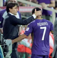  ??  ?? Passato e presente
A sinistra l’abbraccio tra Ribery e Montella dopo la sostituzio­ne durante Fiorentina-Sampdoria Sopra lo stesso gesto tra Pizarro e Montella durante Fiorentina­Parma del 2015