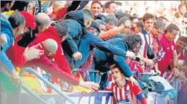  ?? AFP ?? ▪ Atletico's Antoine Griezmann celebrates with supporters after scoring against Alaves.