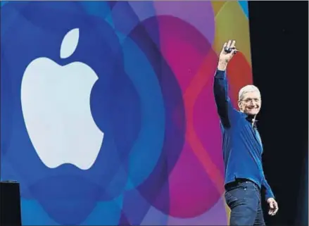  ?? ROBERT GALBRAITH / REUTERS ?? Apple, que preside Tim Cook, ha arrebatado a Exxon el liderazgo en la bolsa mundial