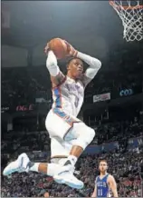  ??  ?? Westbrook vuela para machacar.